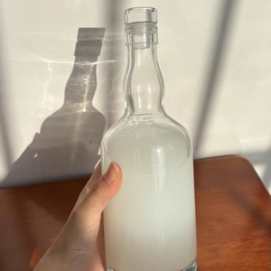 Botella Transparente Redonda y Delgada de 750 ml, Botella de Vidrio de 25 Onzas para Bebidas Frías, Café, Jugos, Licores y Té - Product Image 3