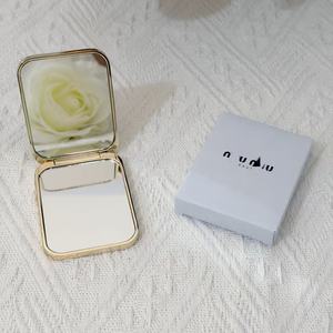Miroir de maquillage carré en verre et métal de marque Exquisite, pratique, portable, petit miroir pliable pour retouches, emballage cadeau - Product Image 4