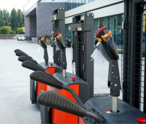 ZHONGLI 2トン電動スタッカーパレットフォークリフト リチウムイオン/鉛蓄電池 48V 1年間保証 プロテクションアーム ペダル式 ブリュワリー向け - Product Image 3