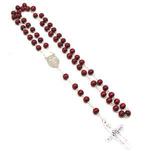 Chapelet en bois <span class=keywords><strong>rouge</strong></span> parfumé à la rose avec croix du Pape, perles de 5*6 mm, image du Pape François, chapelet avec boîte du Pape, design pour anniversaire - Product Image 5