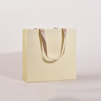 Sac fourre-tout en carton de style minimaliste, grande taille, avec logo personnalisé imprimé pour les magasins de vêtements et l'emballage cadeau