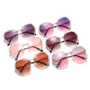 DOISYER 2022 <span class=keywords><strong>Gafas</strong></span> <span class=keywords><strong>de</strong></span> Sol <span class=keywords><strong>de</strong></span> lujo para <span class=keywords><strong>mujer</strong></span> Estilo moderno <span class=keywords><strong>Gafas</strong></span> <span class=keywords><strong>de</strong></span> diamante Premium con montura dorada Sin montura OEM - Product Image 1