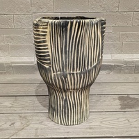 Vas Keramik Rustic dengan Pola Lingkaran Ukiran Tangan Ramah Lingkungan Kapasitas 30L untuk Pajangan Tanaman Bunga Dalam Ruangan Penggunaan Meja