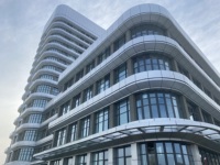 Système de mur-rideau en verre trempé stratifié ultra-transparent pour structures industrielles solides, escaliers et façades de supermarchés