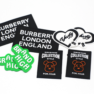 Parche con logotipo de goma en forma de corazón personalizado, etiquetas de goma para ropa, parches para ropa, goma de silicona - Product Image 1