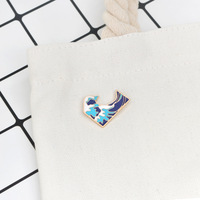 En gros, épingles en métal en forme d'iceberg, épingles de revers à motif vague marine de dessin animé, épingles créatives en émail souple pour vêtements avec impression numérique UV offset