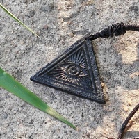 Pendentif triangulaire en Shungite brute poli à la main, polyvalent, classique, minimaliste, spirituel, bijou de clavicule, ornement