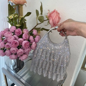 Nouveauté : Sac à main pochette chic pour femme avec strass et volants en cristal, idéal pour les soirées et les fêtes – Collection Usine - Product Image 1