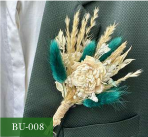 Arreglo floral de pampas preservadas para solapa, en blanco, dorado y verde, para boda - Product Image 1