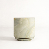 Table d'appoint en onyx, corps cylindrique ovale lisse, base circulaire flottante à double niveau, pierre translucide veinée de jade pâle