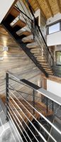Escalier à faisceau unique en bois de noyer durable avec rail en verre invisible Caractéristique minimaliste du salon intérieur et extérieur