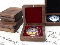 Boîte de rangement et d'exposition pour collection de médailles et badges commémoratifs de petite taille (67*67mm) en bois massif