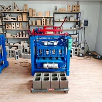 Des produits de vente chauds peuvent produire des briques creuses de 8 pouces avec des moules remplaçables et une machine de fabrication de briques à opération simple