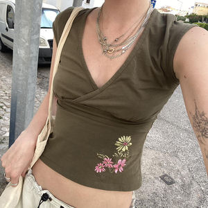 Camiseta de Manga Corta con Cuello en V Cruzado, Verde Oliva Vintage, Bordado Floral, Ecológica, Anti-UV, Transpirable, con Logotipo Personalizado, Corte Ajustado - Product Image 5