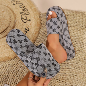 Zapatillas de suela gruesa de gran tamaño con flores, novedad de 2025, zapatillas de suela de pastel de esponja bordadas con flor de ciruelo, sandalias informales para mujer - Product Image 4