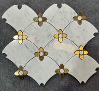 Mosaïque murale moderne en marbre Thassos blanc et vert, motif floral en pierre découpée au jet d'eau, avec métal laiton pour salle de bain et cuisine
