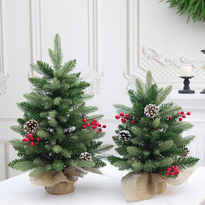 Nouvel ensemble d'arbres de Noël transfrontaliers en PVC avec base en toile de jute, mini décoration de bureau avec pommes de pin et baies rouges - Product Image 1