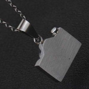 Collar con colgante de cámara de acero inoxidable negro con lente de cristal para mujer, joyería de regalo para uso diario - Product Image 3