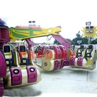 Funfair ride parc d'attractions adultes jeu attraction rotation griffe tour énergie tempête machine