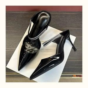 Sandales hautes confortables et durables pour femmes, élégantes et tendance, adaptées à un usage quotidien, chaussures de qualité pour femmes, disponibles à l'achat en ligne. - Product Image 1