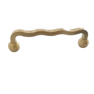 Wellenförmiger Griff im französischen Stil, Vintage-Messing, geschmiedet, oberflächenmontiert, für Schranktüren, Kleiderschränke, Designer-inspirierte, leicht luxuriöse Schubladengriffe - Product Image 1