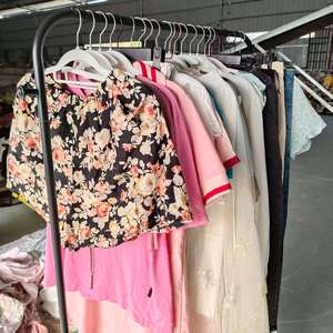 SF03 Abbigliamento Estivo di Alta Qualità per Uomo e Donna, Vendita all'Ingrosso di Vestiti di Seconda Mano Misti: Pantaloncini, T-Shirt, Jeans, Vestiti, Gonne, Pantaloni - Product Image 1