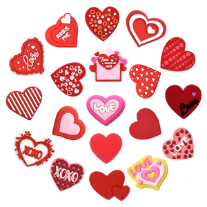 Breloques pour chaussures et sacs, motif cœur rouge, pour sabots et tongs, accessoires de décoration pour la Saint-Valentin, cadeau pour la Saint-Valentin - Product Image 1
