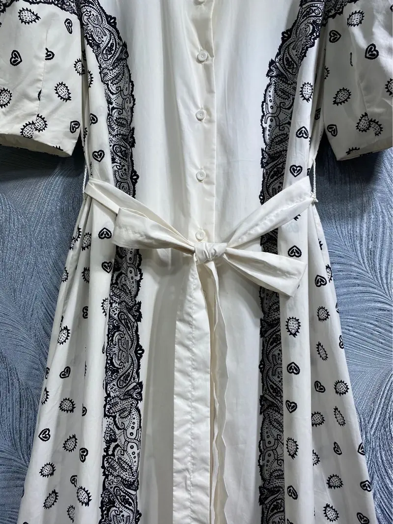 शीर्ष गुणवत्ता वाली नई ग्रीष्मकालीन पोशाक 2024 फैशन स्टाइल महिला टर्न-डाउन कॉलर विंटेज प्रिंट छोटी आस्तीन मध्य-बछड़ा सफेद पोशाक बेल्ट