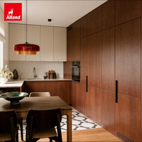 Meubles de cuisine en bois massif de style Japandi, bicolores, intemporels et de qualité supérieure, sur mesure pour appartement et villa, par Alland Group Home