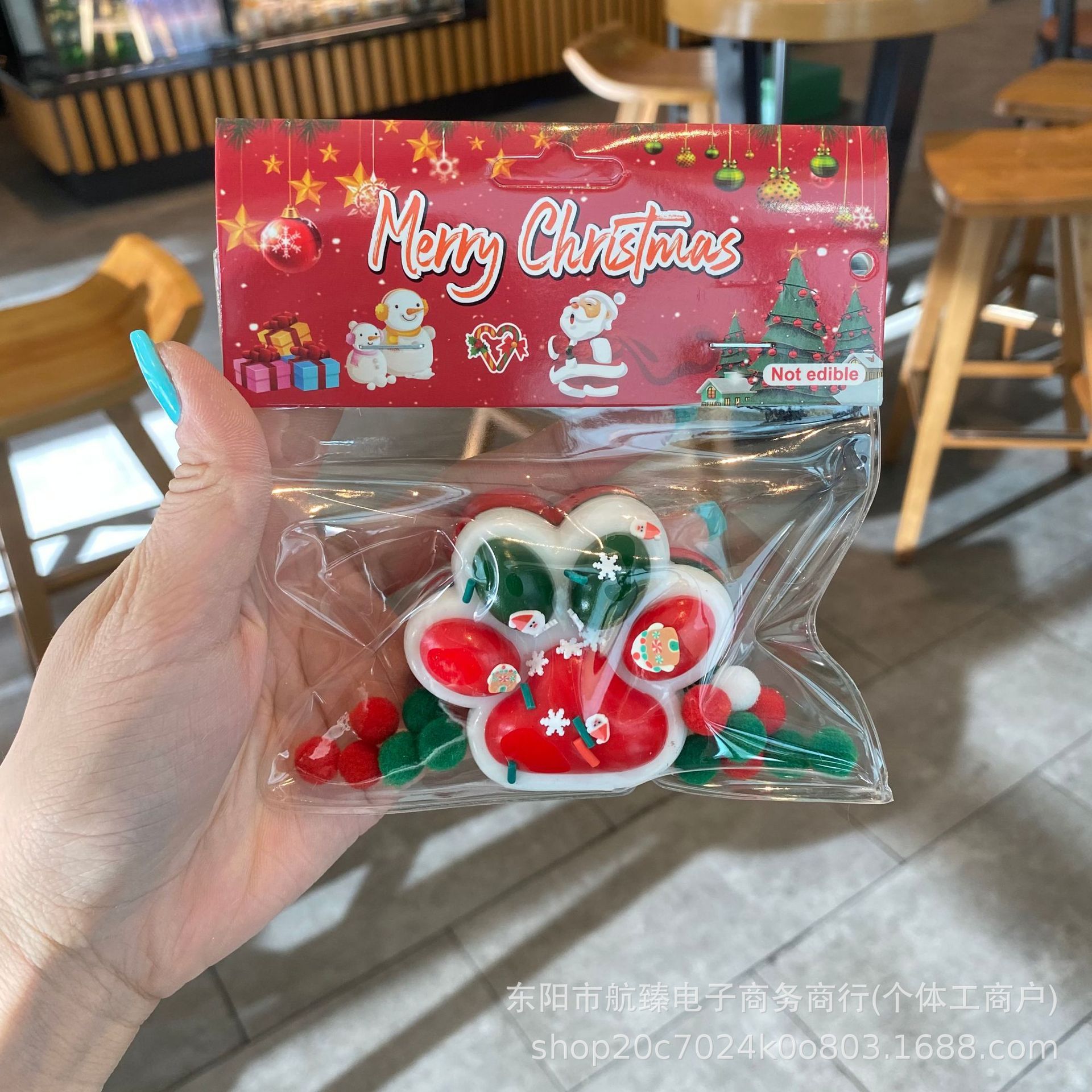 Patte de chat de Noël tricolore - fond blanc
