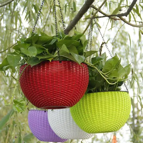 Heißer Verkauf bunte Garten Blumentöpfe Kunststoff Kleiderbügel Korb Topf hängen Kunststoff Blumentopf Gemüse korb stehen