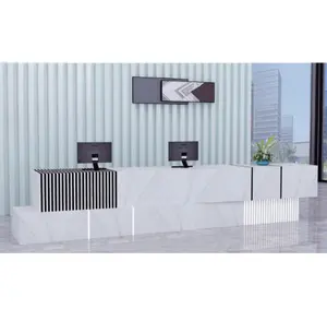 Bureau d'accueil moderne et simple pour salon de beauté, établissement de formation ou bar, réception laquée avec caisse enregistreuse