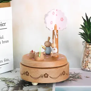 Оптовая продажа Вишневое дерево с героями мультфильмов в форме круглое основание вращающаяся деревянная пользовательские музыкальная шкатулка механизм для свадеб, дней рождения, подарки