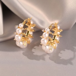 Boucles d'oreilles clous de luxe haut de gamme de style européen et américain avec perle, fermoir à boucle, style froid pour mondaines - Design personnalisé, vente en gros - Product Image 2
