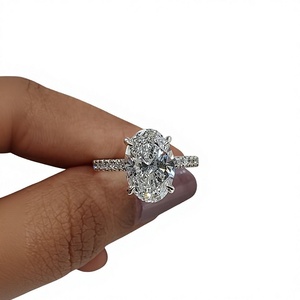 Anillo de compromiso de oro amarillo de 14 quilates con diamante ovalado cultivado en laboratorio de 2 quilates, banda con pavé de diamantes y halo oculto, diamante CVD de cuatro puntas. - Product Image 1