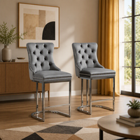 Ensemble de 2 chaises de bar modernes en velours gris, dossier capitonné, garniture à rivets, base en métal chromé