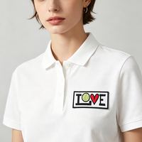 En gros, patchs brodés personnalisés thermocollants avec bordure Merrow, motifs tennis, cœur, lettre d'amour, badges brodés et appliques pour casquettes et vêtements