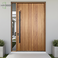 Porte pivotante en bois massif d'acajou africain, finition personnalisée minimaliste haut de gamme, avec vitre latérale simple et lattes verticales