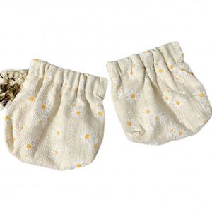 Petits sacs en coton personnalisés pour bijoux avec bouton magnétique - Product Image 1