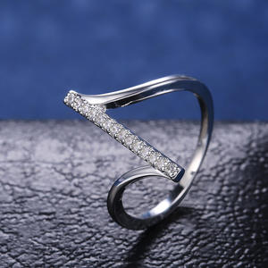 F258 Anello geometrico alla moda da donna con zirconi cubici creati in laboratorio, stile fidanzamento, tono argento - Product Image 3