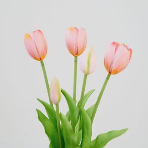 Ramo de Tulipanes Rosados Artificiales - Flores de Primavera Realistas con Flores Abiertas, Estambres Amarillos y Capullos Verdes para Decoración del Hogar - Product Image 4