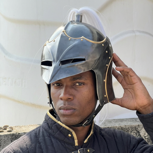 Casco de Caballero Medieval con Acabado en Latón, Armadura de Acero con Pluma y Visera Abierta, Vanguard Winged - Product Image 1