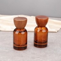 Vente en gros de flacons vaporisateurs de parfum en verre ambré vides et rechargeables de 50 ml avec bouchon à vis en bois
