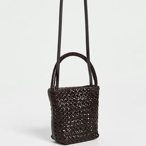 Bolso Cubo Personalizado de Cuero Tejido con Microcanalización y Cierre Magnético, Mini Bolso Portátil de Hombro Único para Viajes al Aire Libre en Invierno - Product Image 5