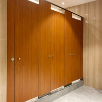 Mamparas de Baño HPL Fenólicas DEBO de Buena Calidad con Varios Acabados para Edificios Comerciales