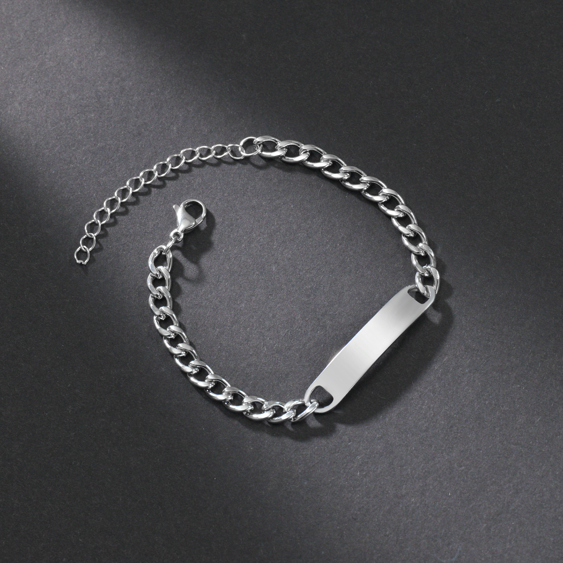 Bracciale con ciondoli curvi color acciaio e catenina di regolazione