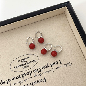 Boucles d'oreilles en argent Sterling S925 avec perles rouges pour femmes, à porter au quotidien, forme de boule géométrique ES1086 - Product Image 4