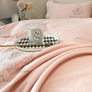 Juego de Ropa de Cama de Lujo de Cuatro Piezas de Algodón de Fibra Larga, 100% Algodón Puro, Funda de Edredón Bordada, Sábanas Transpirables de Color Sólido para Invierno - Product Image 4