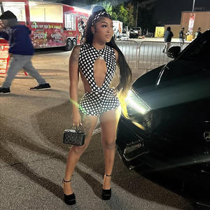 K25S88250 Set Due Pezzi da Donna alla Moda con Top Corto Traforato e Pantaloncini a Pois - Product Image 2