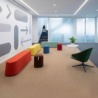 Ensemble de mobilier de bureau modulaire moderne et écologique, banquette ottoman sectionnelle rembourrée en tissu coloré pour bureau à domicile et salon